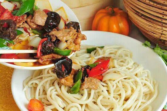 围着火炉吃西瓜是什么地方，早穿棉袄午穿纱围着火炉吃西瓜是描述哪个地区（大新疆传奇般的冬季攒劲儿美食）