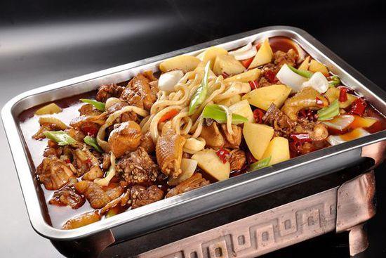 围着火炉吃西瓜是什么地方，早穿棉袄午穿纱围着火炉吃西瓜是描述哪个地区（大新疆传奇般的冬季攒劲儿美食）