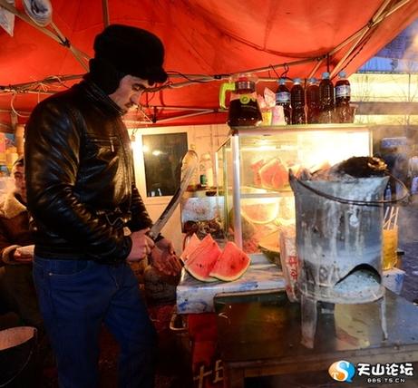 围着火炉吃西瓜是什么地方，早穿棉袄午穿纱围着火炉吃西瓜是描述哪个地区（大新疆传奇般的冬季攒劲儿美食）