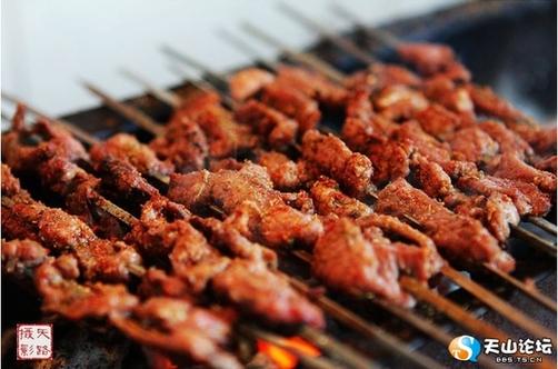 围着火炉吃西瓜是什么地方，早穿棉袄午穿纱围着火炉吃西瓜是描述哪个地区（大新疆传奇般的冬季攒劲儿美食）