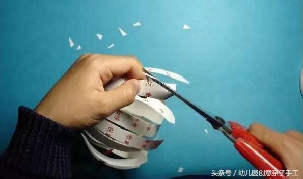 元旦贺卡怎么做，元旦贺卡怎么做立体（用牛奶盒、卡片、纸杯做的灯笼很有新年气氛）