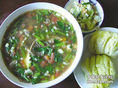 围着火炉吃西瓜是什么地方，早穿棉袄午穿纱围着火炉吃西瓜是描述哪个地区（大新疆传奇般的冬季攒劲儿美食）