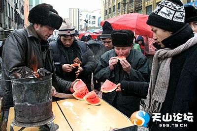 围着火炉吃西瓜是什么地方，早穿棉袄午穿纱围着火炉吃西瓜是描述哪个地区（大新疆传奇般的冬季攒劲儿美食）