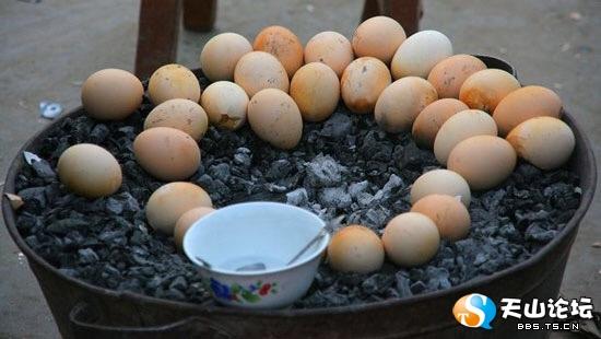 围着火炉吃西瓜是什么地方，早穿棉袄午穿纱围着火炉吃西瓜是描述哪个地区（大新疆传奇般的冬季攒劲儿美食）