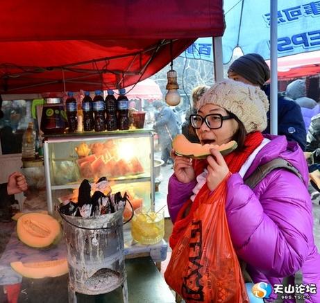 围着火炉吃西瓜是什么地方，早穿棉袄午穿纱围着火炉吃西瓜是描述哪个地区（大新疆传奇般的冬季攒劲儿美食）