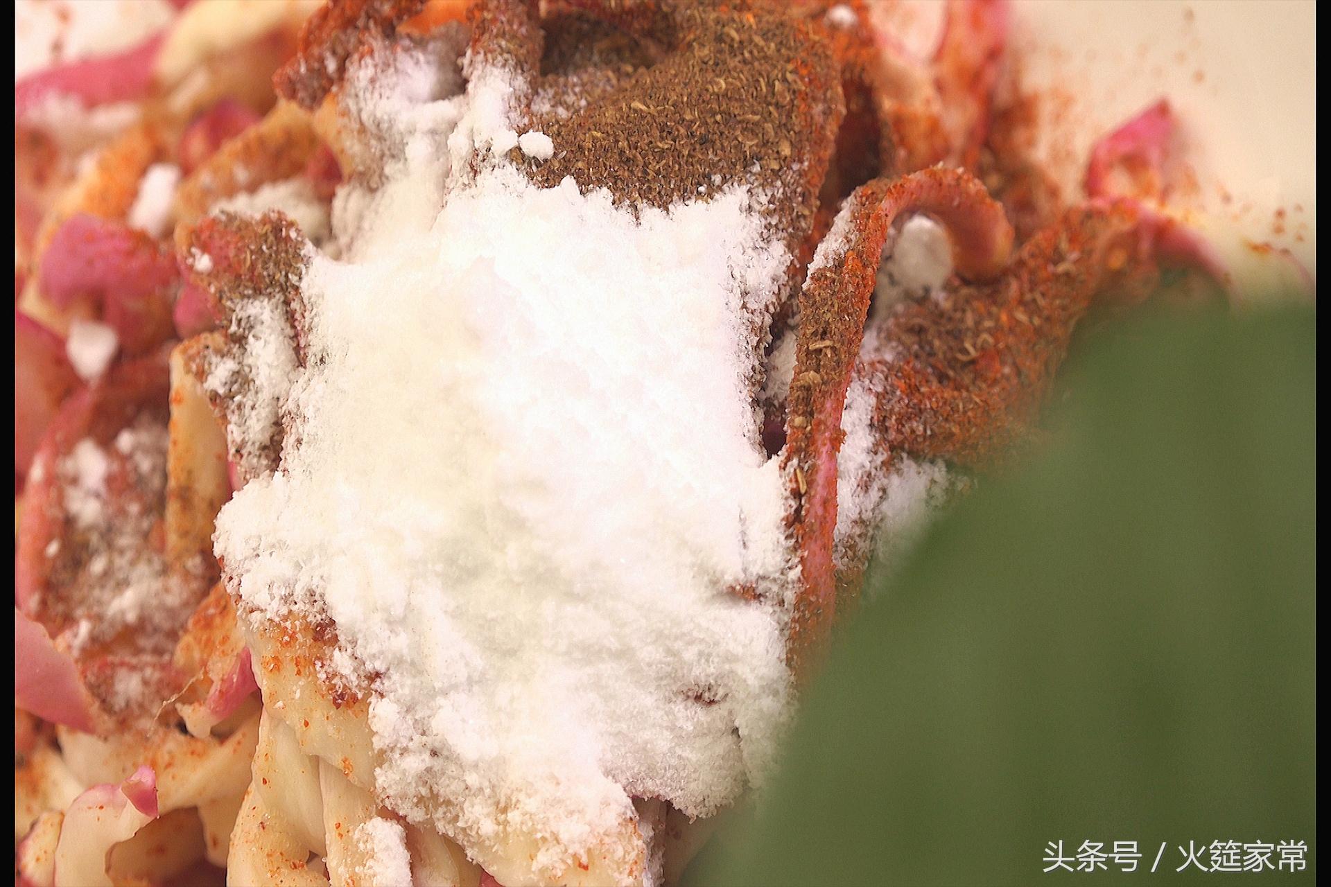 香辣萝卜丝做法步骤，几毛钱一斤的小菜腌制成麻辣萝卜干就是大生意