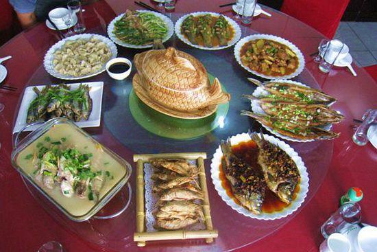 围着火炉吃西瓜是什么地方，早穿棉袄午穿纱围着火炉吃西瓜是描述哪个地区（大新疆传奇般的冬季攒劲儿美食）