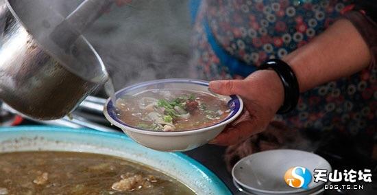 围着火炉吃西瓜是什么地方，早穿棉袄午穿纱围着火炉吃西瓜是描述哪个地区（大新疆传奇般的冬季攒劲儿美食）