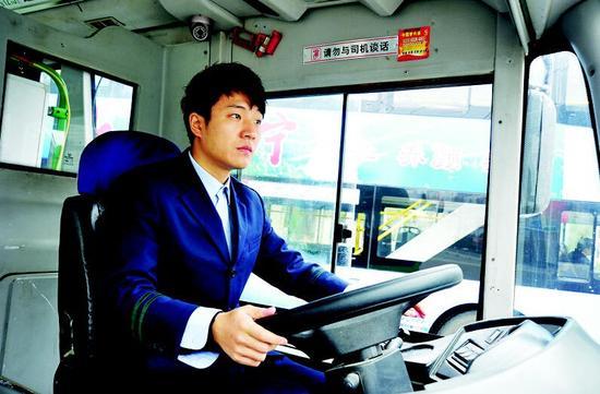 杭州最帅公交车司机，杭州女子失踪案老公是公交车司机（盘点各地最帅公交司机）