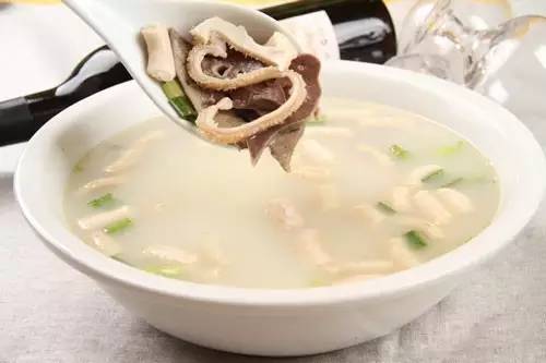 羊肺的功效与作用，羊肺能吃吗（冬天里的养生美味——羊杂汤）