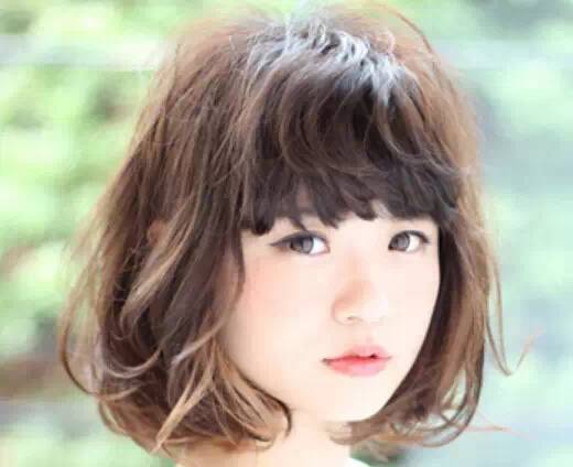 style 3潮流指数:★★★★★这款中短卷发发型,齐刘海的设计修出小脸