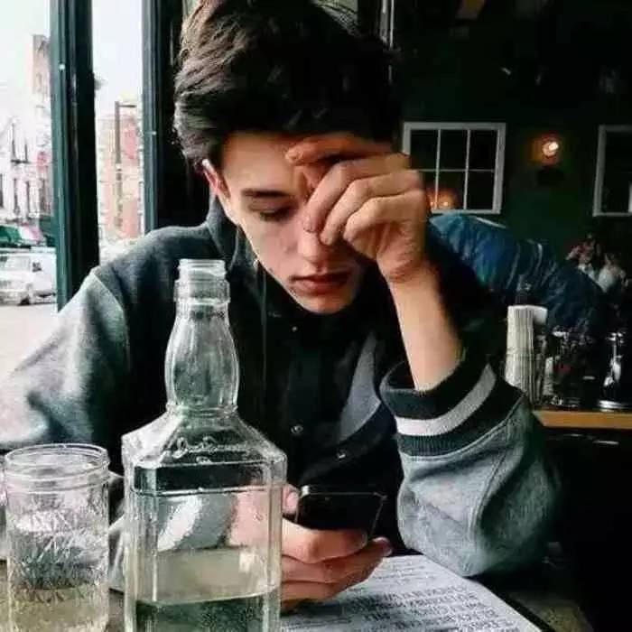 男生拍照姿势大全，男生拍照姿势大全 超级简单（男生拍照姿势小技巧）