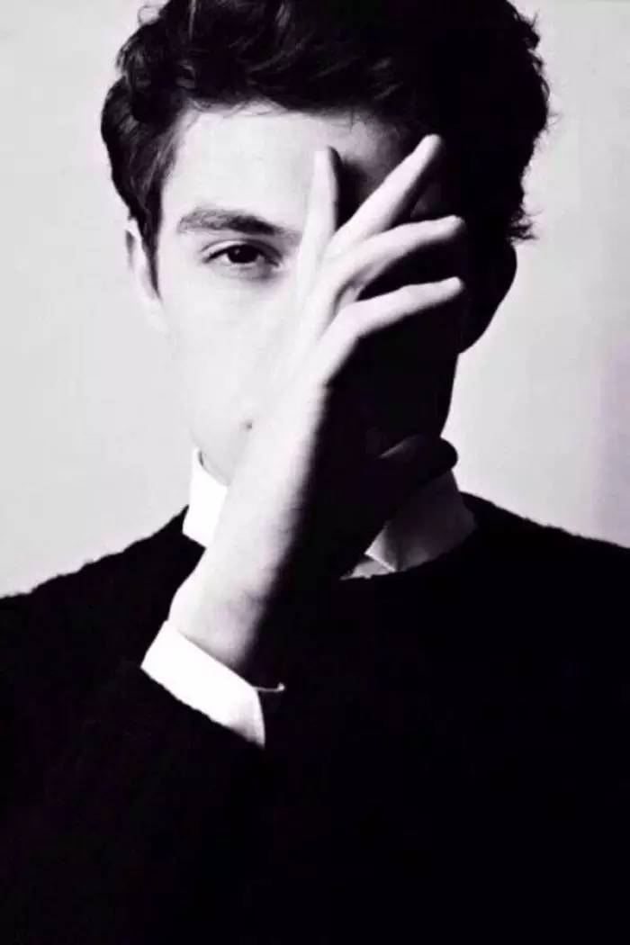 男生拍照姿势大全，男生拍照姿势大全 超级简单（男生拍照姿势小技巧）