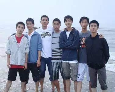 男生拍照姿势大全，男生拍照姿势大全 超级简单（男生拍照姿势小技巧）