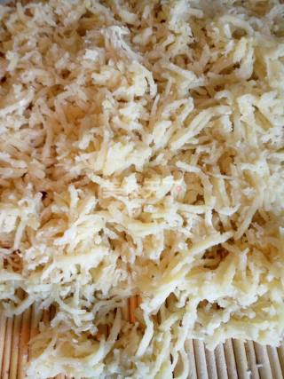 陕北洋芋擦擦怎么做，陕北蒸洋芋擦擦标准流程（洋芋<土豆>擦擦）