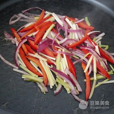 干炒牛河怎么做，干炒牛河的食材（干炒牛河的做法）