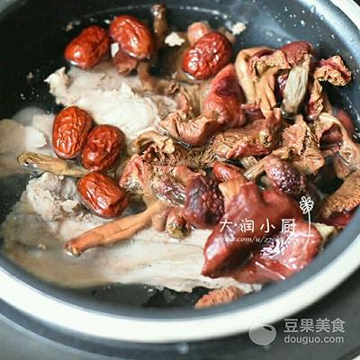 红菇汤的窍门，红菇汤怎么做好喝（以形补形/羊腿骨红菇汤）