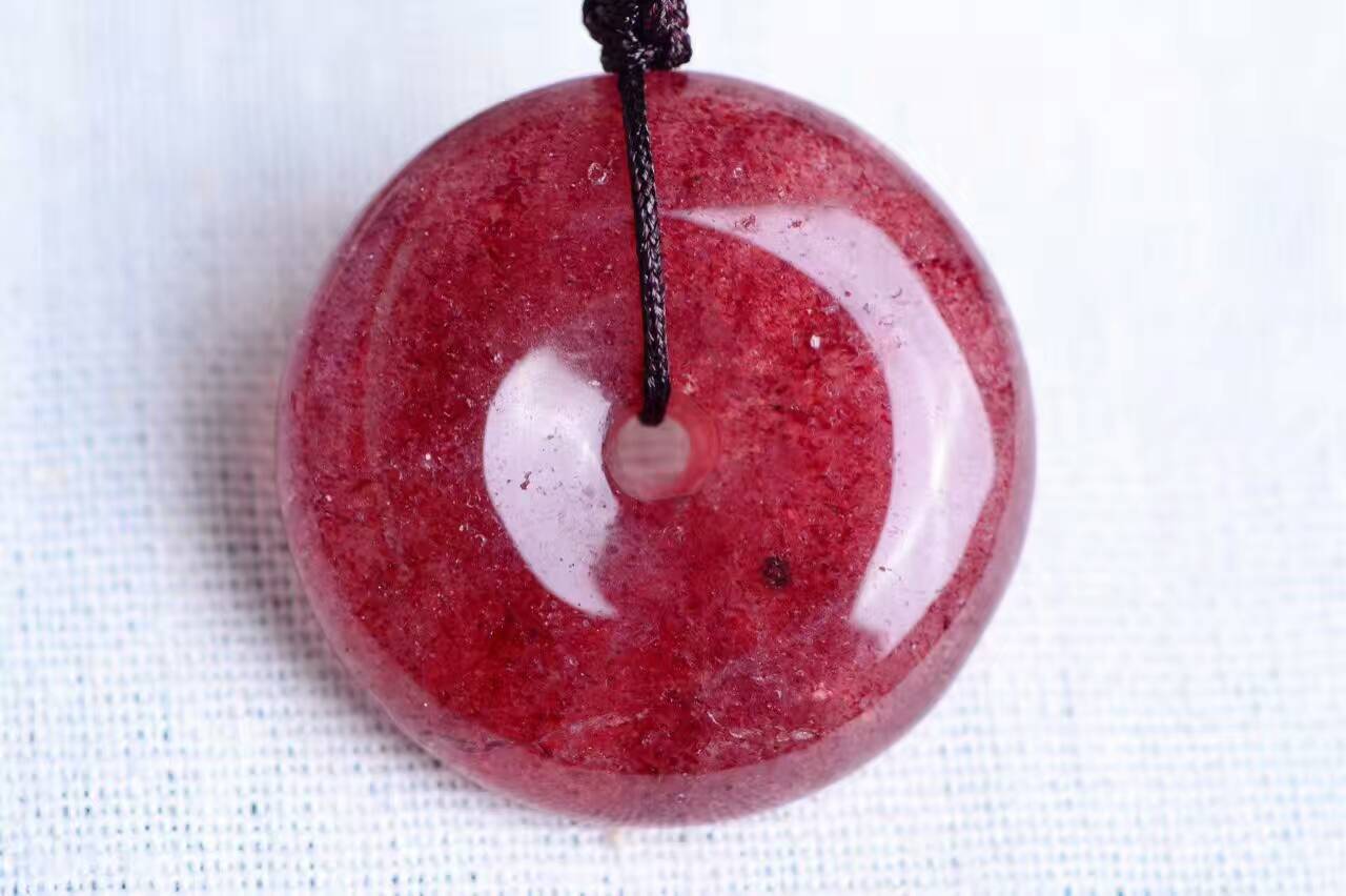 草莓晶的功效与作用，紫水晶和草莓晶的功效与作用（草莓晶——强大能力不容忽视）