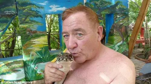 蟒蛇活吞美女，蟒蛇生吞美女子（美女被4条缅甸巨蟒缠绕）