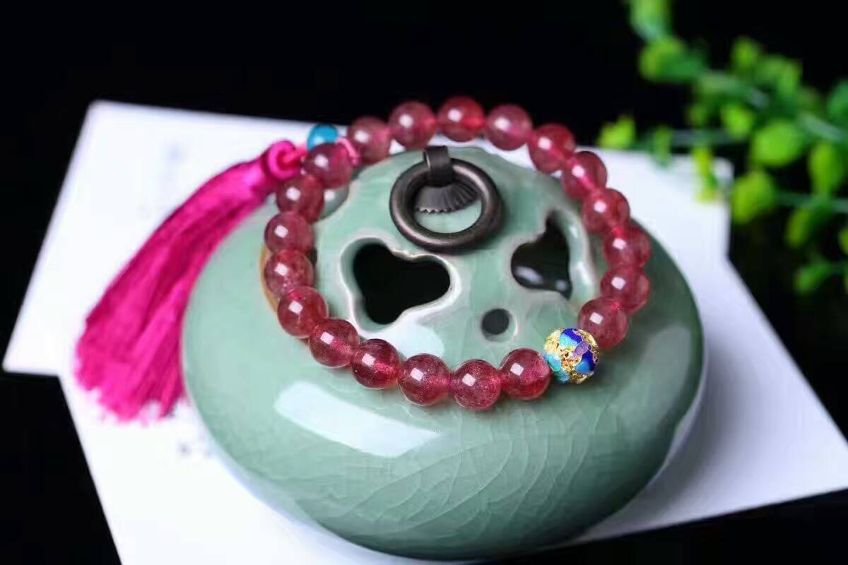 草莓晶的功效与作用，紫水晶和草莓晶的功效与作用（草莓晶——强大能力不容忽视）