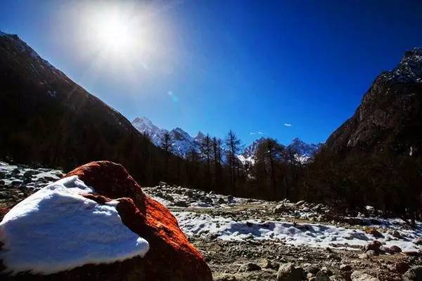 毕棚沟二月份天气冷吗，毕棚沟二月份天气冷吗多少度（滑雪、泡温泉、打雪仗一个地方就搞定）