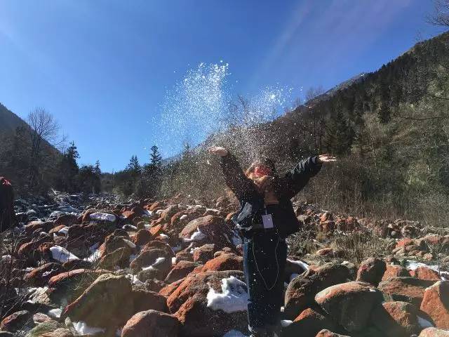 毕棚沟二月份天气冷吗，毕棚沟二月份天气冷吗多少度（滑雪、泡温泉、打雪仗一个地方就搞定）