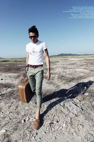 男生拍照姿势大全，男生拍照姿势大全 超级简单（男生拍照姿势小技巧）