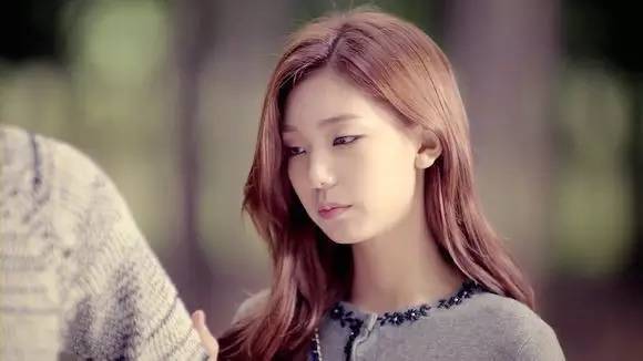 单眼皮女生的句子，单眼皮的赞美的句子（周冬雨蜜汁撞脸鬼怪新娘）