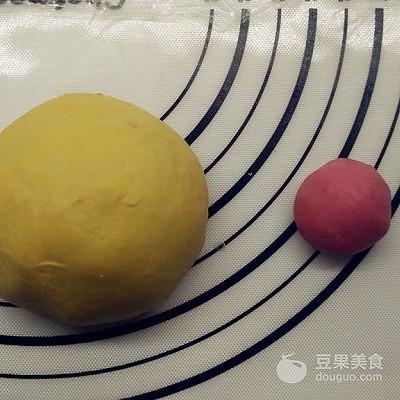 小鸡头饰的做法，小鸡头饰怎么制作（新年食谱——憨态可掬的小鸡烧果子）