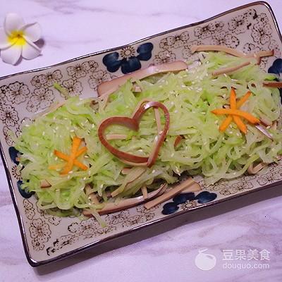 怎么做凉拌佛手瓜，清脆爽口--凉拌佛手瓜#沈师傅神奇鸡蛋干#