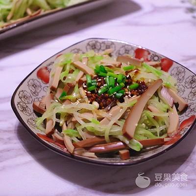 怎么做凉拌佛手瓜，清脆爽口--凉拌佛手瓜#沈师傅神奇鸡蛋干#