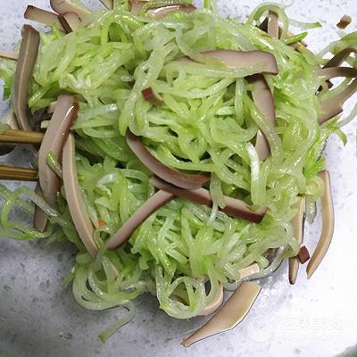 怎么做凉拌佛手瓜，清脆爽口--凉拌佛手瓜#沈师傅神奇鸡蛋干#