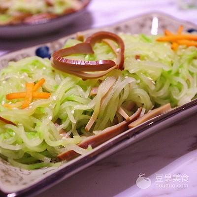 怎么做凉拌佛手瓜，清脆爽口--凉拌佛手瓜#沈师傅神奇鸡蛋干#