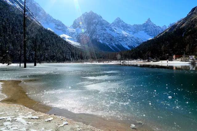 毕棚沟二月份天气冷吗，毕棚沟二月份天气冷吗多少度（滑雪、泡温泉、打雪仗一个地方就搞定）