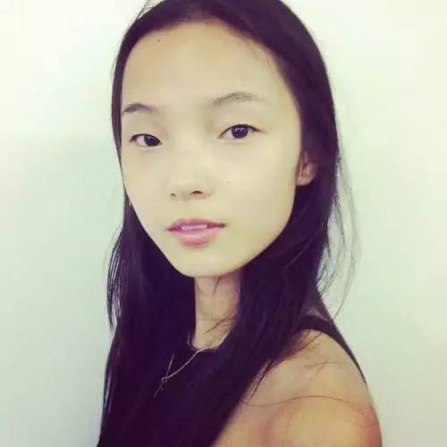 单眼皮女生的句子，单眼皮的赞美的句子（周冬雨蜜汁撞脸鬼怪新娘）