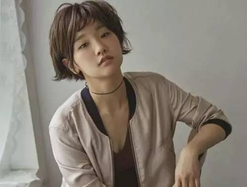 单眼皮女生的句子，单眼皮的赞美的句子（周冬雨蜜汁撞脸鬼怪新娘）