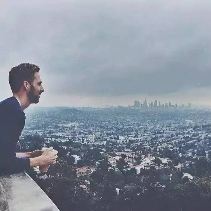 男生拍照姿势大全，男生拍照姿势大全 超级简单（男生拍照姿势小技巧）