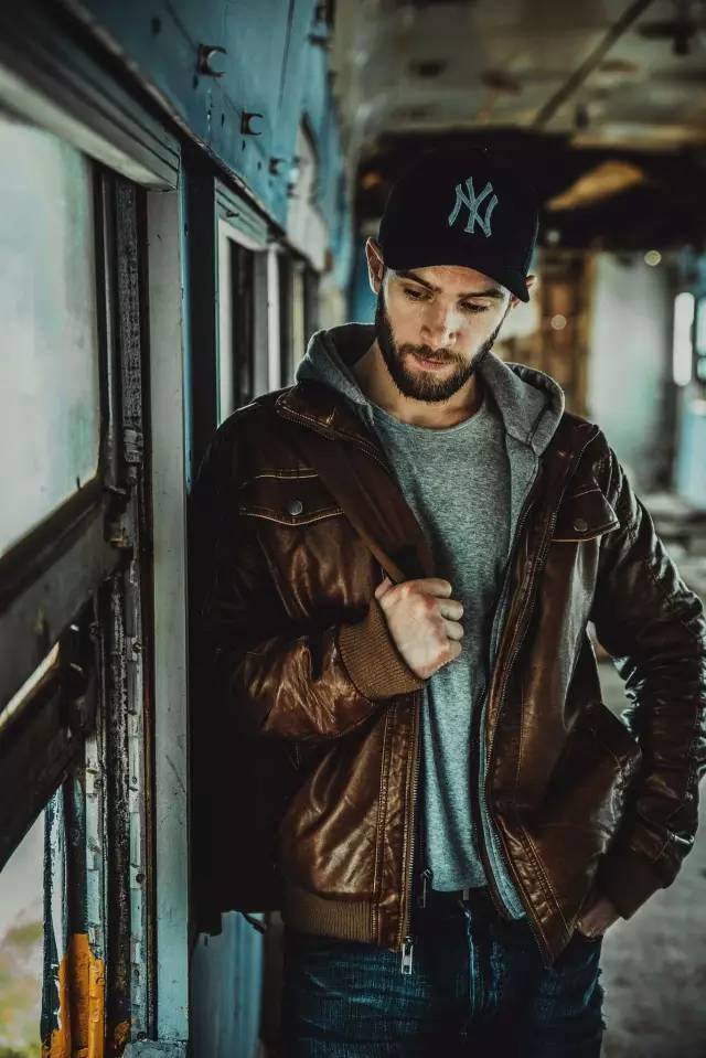 男生拍照姿势大全，男生拍照姿势大全 超级简单（男生拍照姿势小技巧）