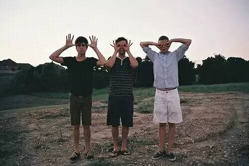 男生拍照姿势大全，男生拍照姿势大全 超级简单（男生拍照姿势小技巧）