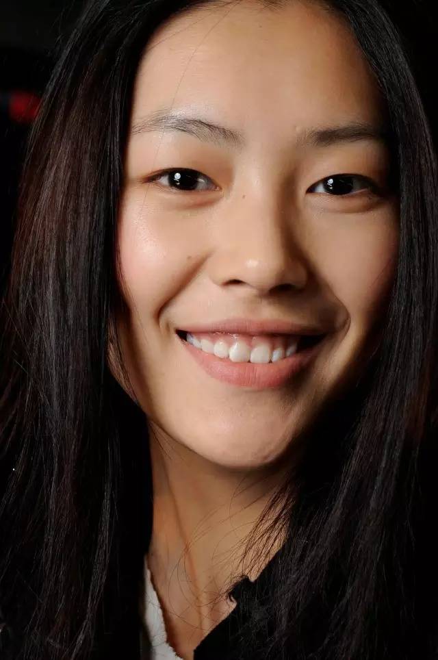 单眼皮女生的句子，单眼皮的赞美的句子（周冬雨蜜汁撞脸鬼怪新娘）