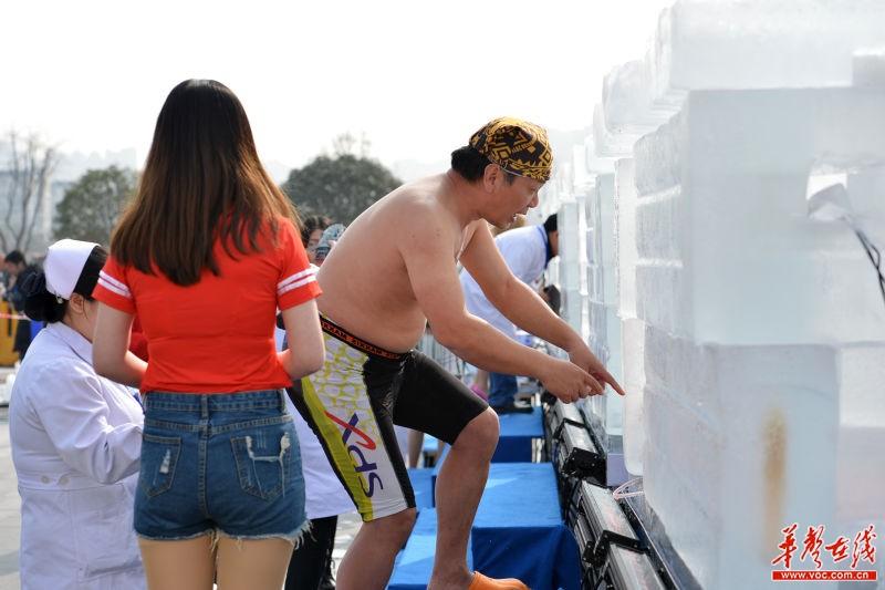 华声在线论坛，华声在线直播（猛！美女跨年挑战极度深寒）