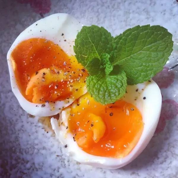 煮溏心蛋方法，煮溏心蛋的方法（水煮溏心蛋攻略，98%成功）