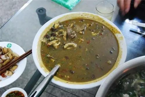 牛瘪汤怎样做才好吃,它为什么会被称为贵州神汤(牛瘪汤绝对是史上最重口味的一道菜) 牛瘪汤怎样做才好吃,它为什么会被称为贵州神汤(牛瘪汤绝对是史上最重口味的一道菜)