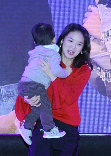 超女黄英复古大肚写真,黄英微博超话社区(超女黄英带儿子参加活动幸福