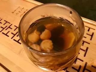 乌枣煮水的功效与作用，乌枣煮水喝有什么功效与作用（赶紧来一杯桂圆黑枣姜茶滋养一下）