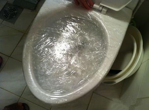 马桶堵塞怎么疏通，马桶疏通上门服务电话（老公用透明胶缠了几层竟立马疏通）