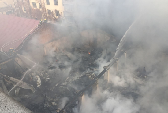 常德桥南家电维修 常德桥南一家电仓库起火浓烟滚滚 货物基本被烧光