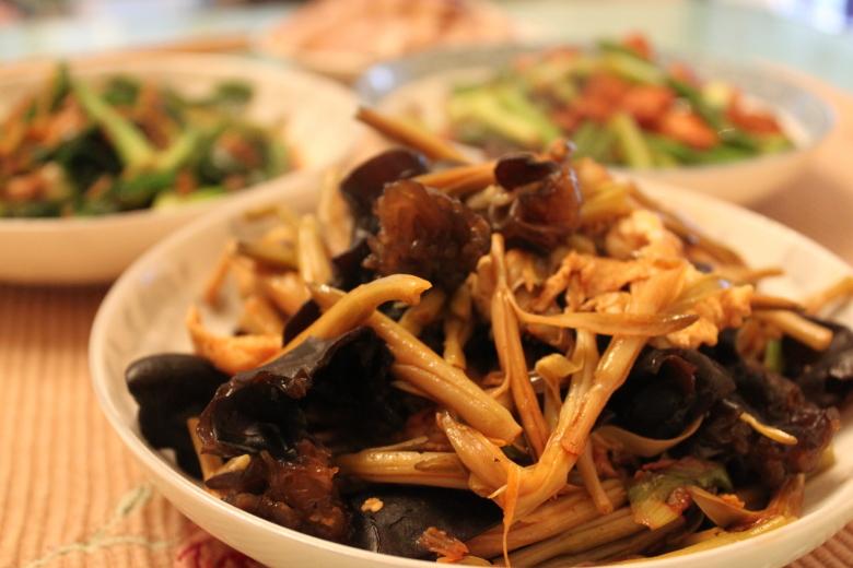 黄花菜干的功效与作用禁忌，吃干黄花菜的好处和禁忌分别有哪些（这种食物绝对不能吃得太新鲜）