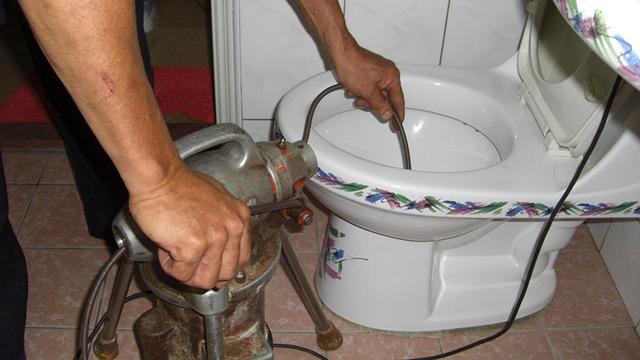 马桶堵塞怎么疏通，马桶疏通上门服务电话（老公用透明胶缠了几层竟立马疏通）