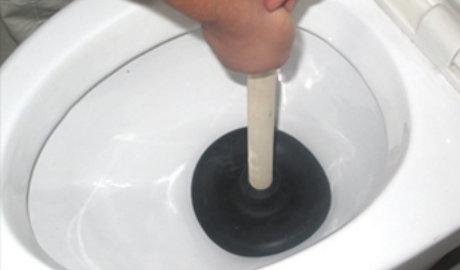 马桶堵塞怎么疏通，马桶疏通上门服务电话（老公用透明胶缠了几层竟立马疏通）